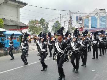 Meski Cuaca Mendung, Semarak Pawai Marching Band Tetap Meriah 